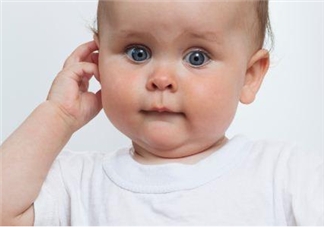 宝宝总挠耳朵是痒吗 宝宝总是挠耳朵的原因
