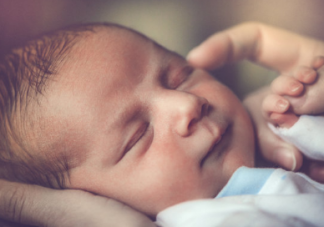 新生儿一出生就睁开眼睛是营养好吗 新生儿眼睛睁的早晚有区别吗