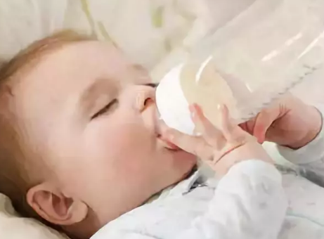 吃母乳的宝宝要不要喝水 宝宝在什么情况下需要喂水
