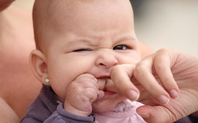 孩子长牙会引起发烧吗 孩子长牙感染发烧怎么处理