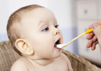 牛奶蛋白过敏的宝宝吃什么奶粉 牛奶蛋白过敏的症状