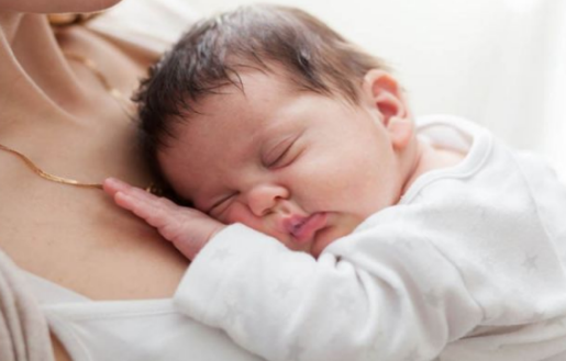 陪宝宝睡会影响夫妻生活吗 分房睡和带娃睡哪个好