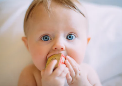 宝宝的饥饱怎么判断 判断宝宝饱还是饿怎么做
