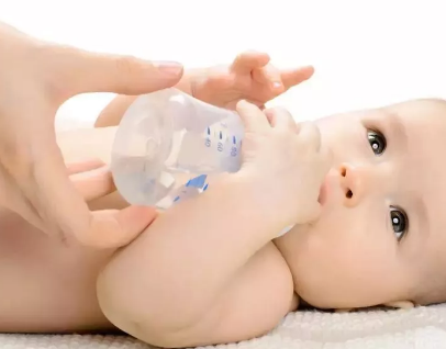 宝宝死活不肯喝水怎么办 让宝宝喝水管用的小妙招