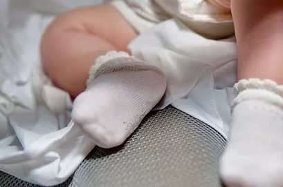夏天到底要不要给宝宝穿袜子 给宝宝穿袜子要注意什么