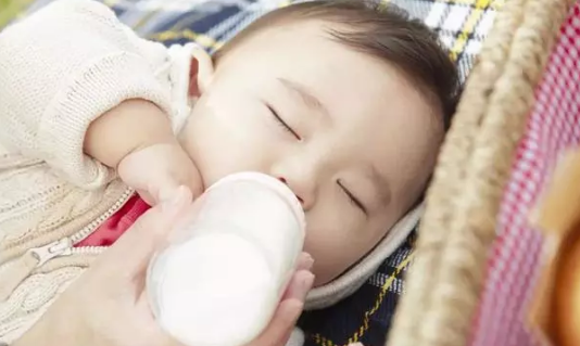 宝宝什么时候可以喝纯牛奶 母乳断奶后应该喝什么奶