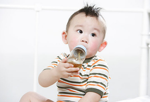 宝宝什么时候不能喝水 宝宝不能喝水的时间