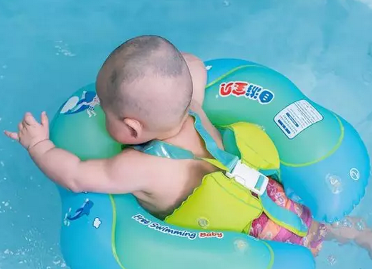 婴儿脖圈游泳是个坑吗 婴儿正确游泳是怎么样的 