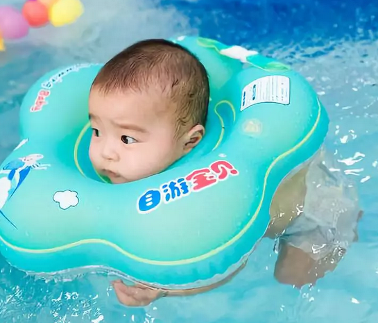 婴儿脖圈游泳是个坑吗 婴儿正确游泳是怎么样的 
