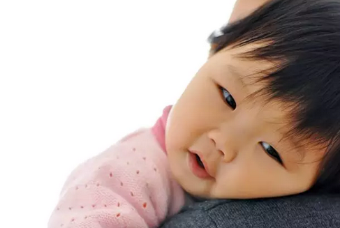 宝宝尿尿时爱哭闹是怎么回事 如何从宝宝尿尿判断身体情况