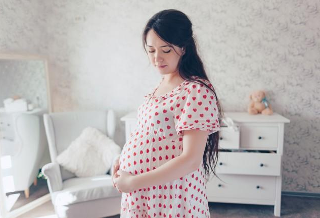 孕早期孕妇胸口闷是怎么回事 孕妇胸闷气短怎么缓解