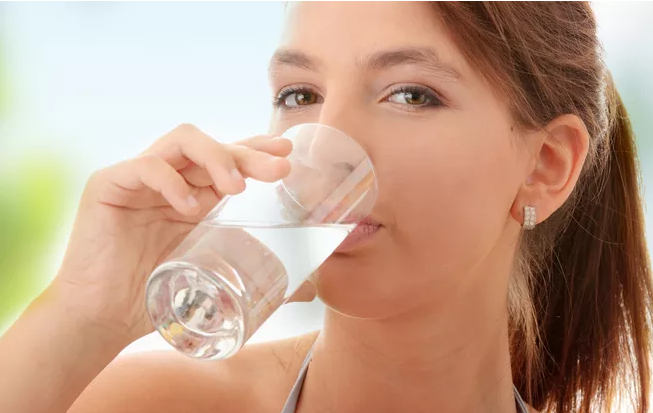 哺乳期多喝水有利于产奶吗 哺乳期妈妈每天应该喝多少水