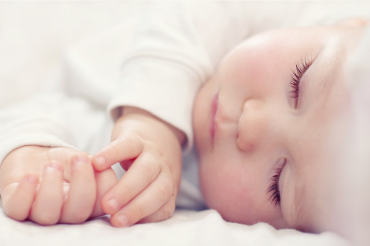 宝宝睡觉哪种睡姿比较安全 怎么减少孩子婴儿猝死综合征的可能