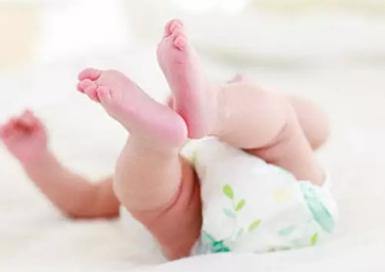 6个月宝宝怎么选择纸尿裤 6个月宝宝能穿成长裤吗