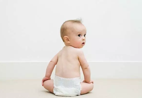 6个月宝宝怎么选择纸尿裤 6个月宝宝能穿成长裤吗