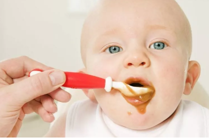 2-3月的宝宝能添加果汁和菜汁吗 宝宝几个月大可以喝果汁