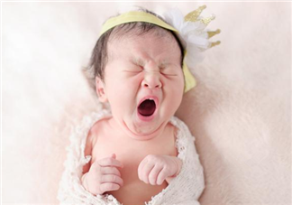 宝宝出生后为什么总闭着眼睛 宝宝出生后多久会睁开眼