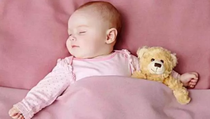婴儿睡觉一惊一乍的是被吓到了吗 婴儿睡觉一惊一乍的怎么回事