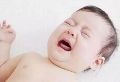 婴儿睡觉一惊一乍的是被吓到了吗 婴儿睡觉一惊一乍的怎么回事