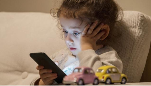 小孩看电子屏幕多长时间为好 小孩看电子屏幕应遵循的原则