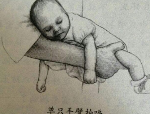 正确的拍嗝手势教程 宝宝拍嗝方法