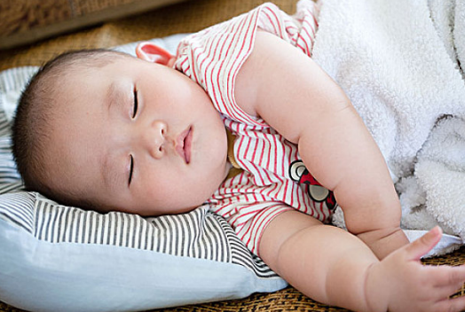 宝宝|宝宝睡眠时间哭闹需要抱吗 及时安抚哭闹的好处