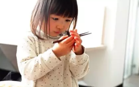 孩子是左撇子怎么学习用筷子 左撇子怎么学习用筷子