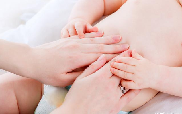 婴儿肚脐鼓出是怎么回事 宝宝肚脐疝需要治疗吗