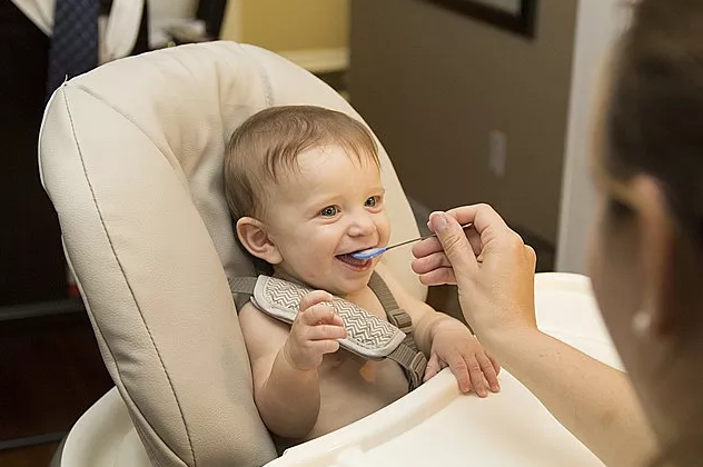 宝宝过度喂养有哪些信号 怎么做到合理喂养