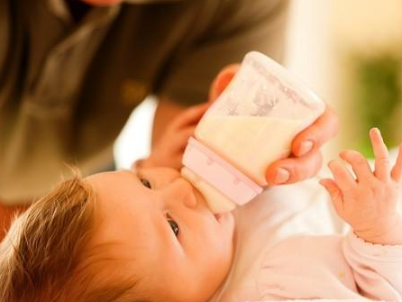 婴儿|婴儿围兜有什么用 婴儿围兜怎么挑选