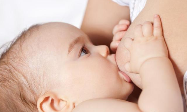 喂奶时被宝宝咬住奶头怎么办 宝宝吃奶时为什么喜欢咬乳头