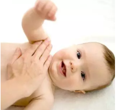 宝宝肚子总爱胀气是怎么回事 宝宝肚子胀气怎么办