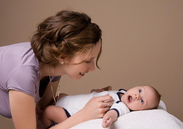 怎么跟不同月龄的宝宝互动 0到12个月宝宝互动交流方法