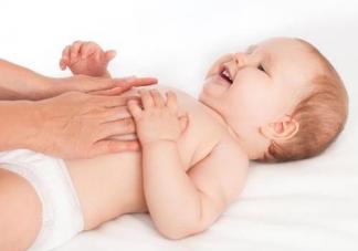 如何判断宝宝是不是攒肚 怎么度过宝宝攒肚期