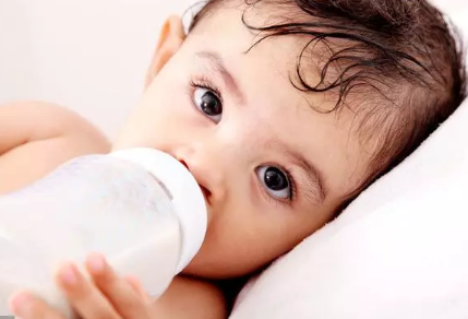 喝奶粉的孩子更易肥胖吗 喝母乳的好处是什么