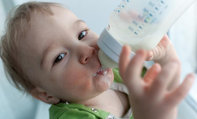 喝奶粉长大更容易长胖吗 配方奶粉喂养宝宝怎么避免过度喂养