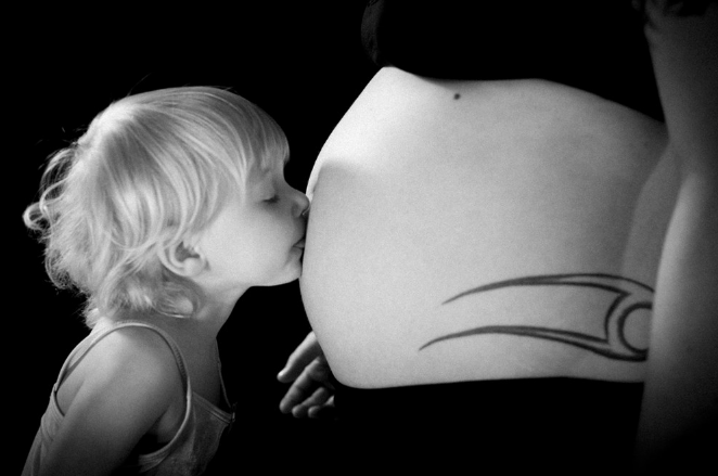 怀孕九个月胎动特别多正常吗 怀孕胎动很多是不是要去检查一下