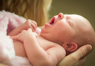 出生一个月宝宝怎么照顾 新生儿的照顾方法