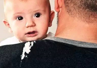 孩子溢奶从鼻子溢出来怎么办 如何预防宝宝溢奶