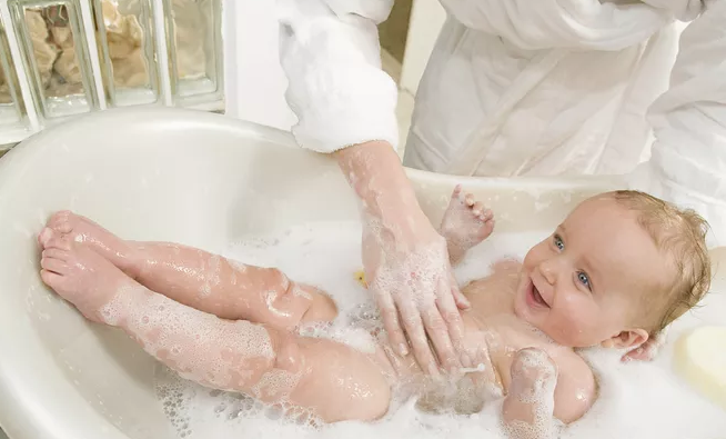 什么时候不适合给宝宝洗澡 夏天给宝宝洗澡有什么讲究