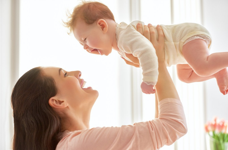 抱孩子要注意什么 抱新生宝宝的时候注意哪些问题