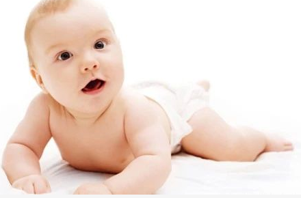 宝宝尿尿是乳白色的是怎么回事 宝宝尿液有这几种颜色很危险