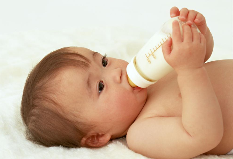 孩子|孩子吃奶后吐奶正常吗 怎么减少宝宝吐奶情况