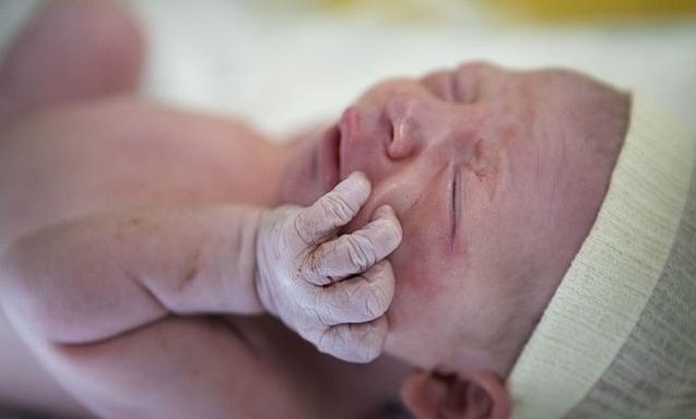 新生儿身上白白的东西是什么 新生儿胎脂多久可以洗