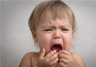 小儿疱疹性咽峡炎的症状有哪些 孩子得了疱疹性咽峡炎怎么办