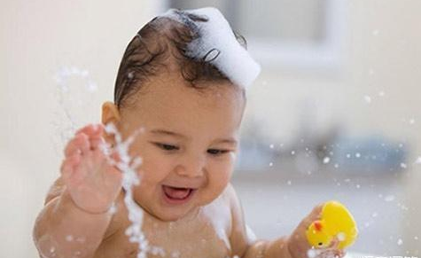 艾草水给宝宝洗澡好吗 宝宝长痱子了能用艾草水吗
