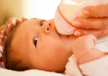 宝宝|宝宝为什么不喜欢用奶瓶 宝宝不喜欢用奶瓶怎么办