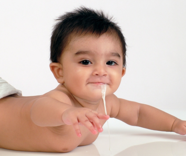 宝宝吃完奶溢奶怎么办 宝宝为什么会溢奶