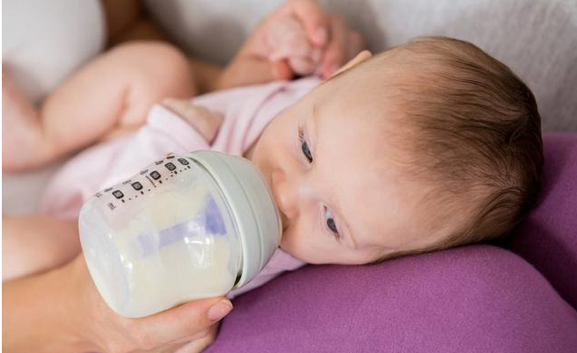引起吃奶后打嗝的原因有哪些 新生儿喂养规律