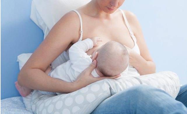 哺乳期乳头上长小白点是怎么回事 乳头上长小白点处理方法